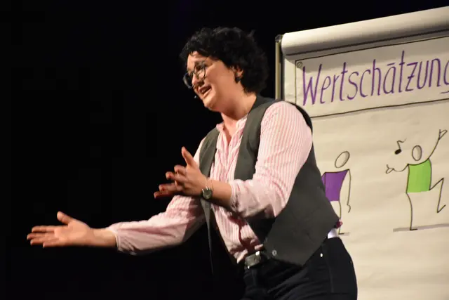 Die gebürtige Dimbacherin Claudia Reithner und kernölverliebte Steirerin feierte im Stadttheater Grein ihre gelungene OÖ-Premiere mit jeder Menge Humor, Austropopp Parodien und purer Bühnenpower mit Tiefgang. | Foto: Robert Zinterhof