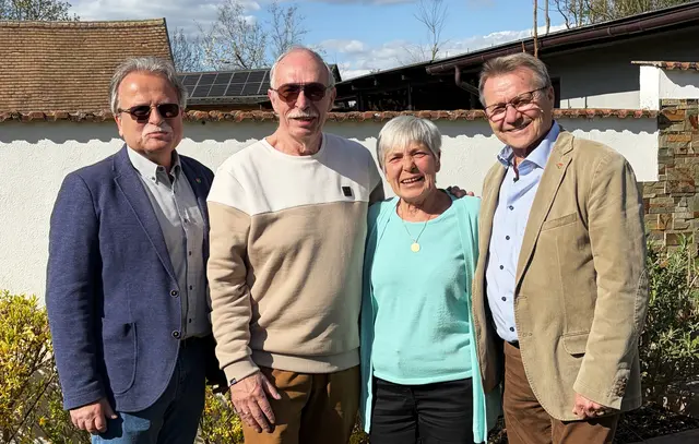 Peter Regen feiert seinen 80. Geburtstag, viele Gratulanten im Ort