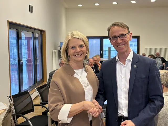 Bürgermeister Günter Salchner gratulierte Daniela Rief zur Wahl zur 2. Stellvertreterin. | Foto: MeinBezirk/Günther Reichel