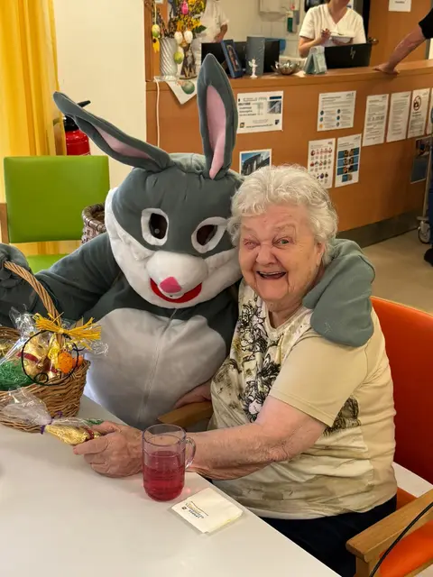 Akrobatischer Osterhase verzückt Bewohner im PBZ Gutenstein