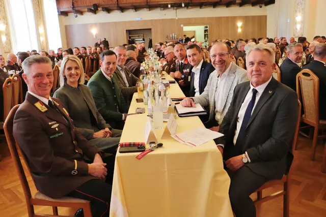 Links: OBR Johannes Matzold von Bereichsfeuerwehrverband Feldbach, Wundschuhs Bgm. Barbara Walch, NAbg. Ernst Gödl und Harald Burgstaller/GF Brandschutzforum Austria.
Rechts: Bgm. Manfred Komericky/Kalsdorf, Bgm. Josef Birnstingl/Sankt Bartholomä und LAbg. Robert Mörth. | Foto: Edith Ertl