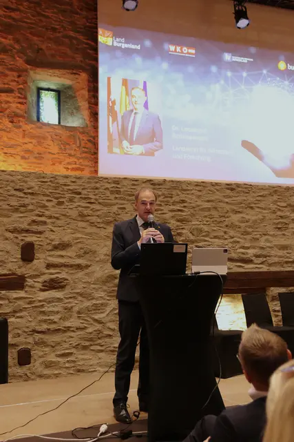 Wirtschaftslandesrat Leonhard Schneemann eröffnete das 3. Zukunftssymposium Burgenland auf der Burg Schlaining, welches sich dem Thema KI als Chance für burgenländische Betriebe widmete.  | Foto: Landesmedienservice Burgenland / Dorothea Müllner-Frühwirth