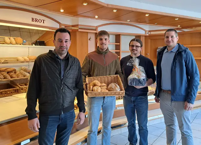 gm. Andreas Straßer, Alexander Wögenstein, Inhaber Andreas Wögenstein und Vbgm. Christian Kletzl in der Filiale am Marktplatz in Echsenbach. | Foto: Gemeinde