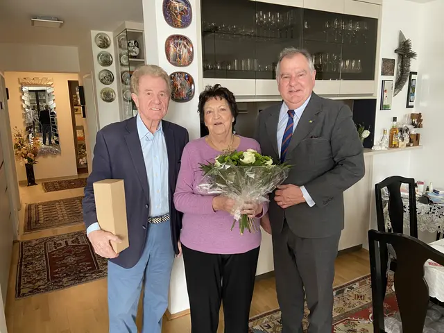 Franz und Siglinde Raal feierten Eiserne Hochzeit. ÖVP-Stadtrat Franz Dinhobl gratulierte. | Foto: Stadt Wiener Neustadt/Weller