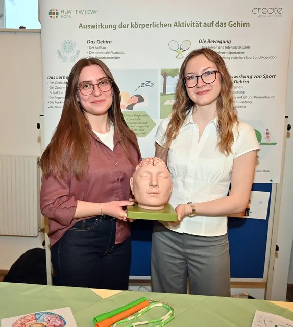 Anastasia Radic und Jasmin Geist belegten die positive Wirkung von Bewegung auf unser Gehirn. | Foto: Gabriele Hohenegger