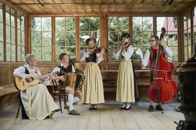 Die Familie Waldauf lädt ein. Genießen sie echte Volksmusik in Reinkultur am 26.4. um 15:00h im SZentrum.  | Foto: privat