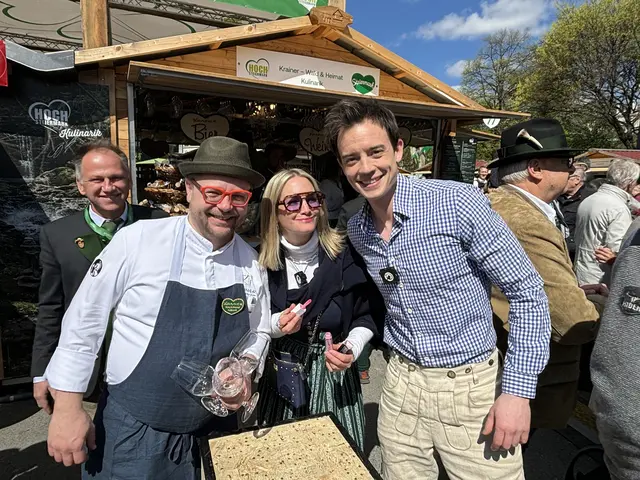 Gabi Hiller und Philipp Hansa von Ö3 mit Koch des Jahres Andreas Krainer. | Foto: MeinBezirk/Angelika Kern