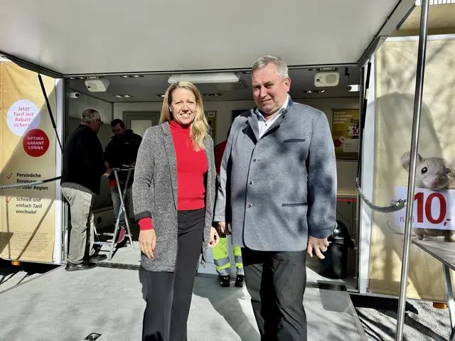 vlnr.: EVN Gemeindebetreuerin Ulrike Schmidt und Bürgermeister Bernhard Karnthaler | Foto: EVN