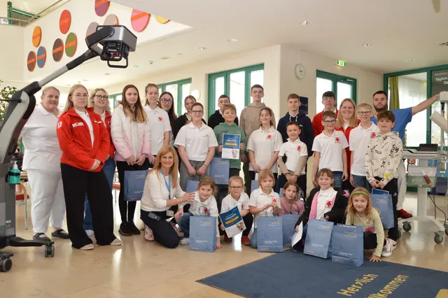 Die Mitarbeiterinnen und Mitarbeiter des Klinikums Susanne Schuster, Barbara Tobolka-Mares, Thomas Christen-Schandl sowie die Vertreterinnen des Roten Kreuzes Allentsteig Hannah Peter, Nadine Gumpinger und Carina Bauer mit den Kindern der Jugendgruppe RK Allentsteig. | Foto: LK Waidhofen/Thaya