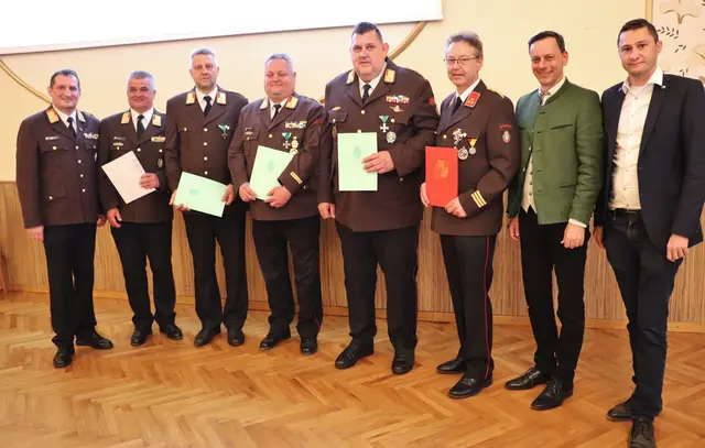 Gernot Rieger (li) sowie Ernst Gödl und Robert Mörth (re) zeichneten BR Ewald Wolf mit dem Feuerwehrleistungsabzeichen in Silber, ABI Christian Rainer und ABI Andreas Reiter mit dem Verdienstkreuz in Bronze, ABI Wolfgang Winter mit dem Verdienstkreuz in Silber und Kurt Michael Jantscher mit dem Großen Silbernen Verdienstzeichen des LFV Steiermark aus. 
 | Foto: Edith Ertl