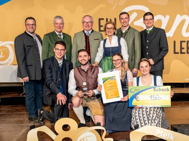 „Holz trifft Heimat“; Die Beschilderungstafeln der Ortseinfahrten der Gemeinde Wienerwald und der darin gelegenen Katastralgemeinde wurden erneuert. v.l.n.r. 1. Reihe: Matthias Luger, Michael Moser, Rebecca Loidl, Sabine Pfeisinger
2. Reihe: Johann Efferl, Toni Kasser, Stephan Pernkopf, Johanna Mikl-Leitner, Alexander Bernhuber, Lorenz Mayr | Foto: Landjugend NÖ/Georg Pomaßl