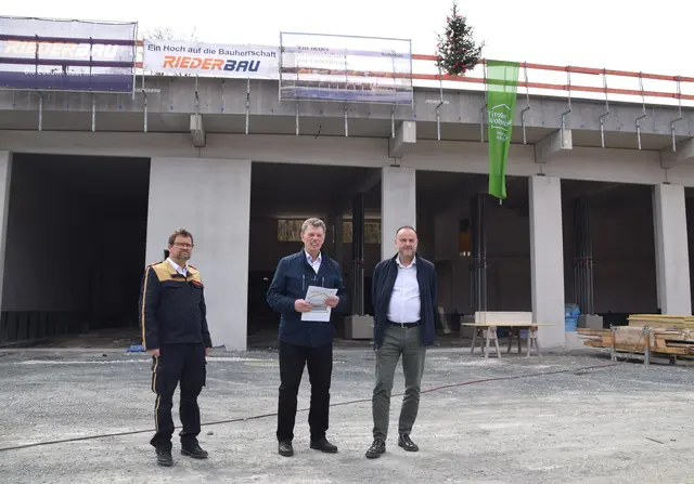 Feuerwehr-Kdt. Hannes Harasser, Tiroler Wohnbau GF Walter Soier, Bgm. Walter Astner   | Foto: Wörgötter