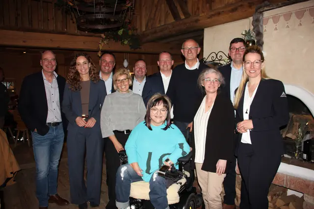 GF Stefan Mangott, LR Eva Pawlata, GF Michael Schöpf, GF Elke Reiner (Moki Tirol), GF Martin Pregenzer, Marianne Hengl (RollOn), Bgm. Karl Heymich, LH Anton Mattle, Sabrina Steiner (Therapiezentrum 4Kids), GF Christof Schalber und Prokuristin Claudia Plangger (v.l.). | Foto: Schwarz