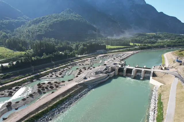 Salzburg: Das Salzach-Kraftwerk im Bundesland Salzburg. Dort betreibt der Verbund teils in Kooperation mit der Salzburg AG insgesamt 17 Wasserkraftwerke, 12 davon sind (Pump-)Speicheranlagen, betreut knapp 380 Kilometer an Übertragungsnetzen und beschäftigt 263 Mitarbeiter. Aktuelle Projekte sind die Erhöhung der Limbergsperre, Kaprun 2029, das Pumpspeicherwerk Schaufelberg und das Salzachkraftwerk Golling. | Foto: Verbund