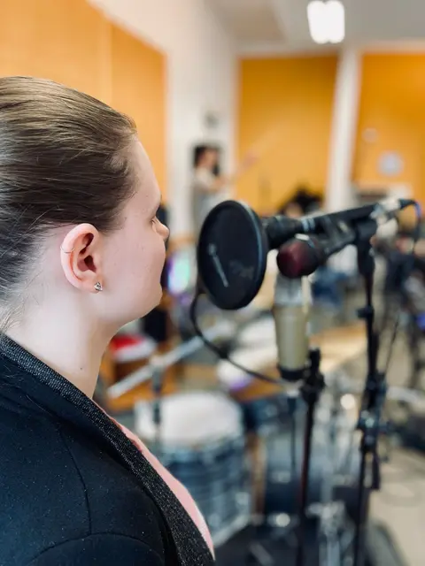 Auch die Sängerinnen sind begeistert dabei. | Foto: Günther Fiala