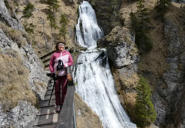 Der Blick zu den imposanten Wasserfällen ist spektakulär.