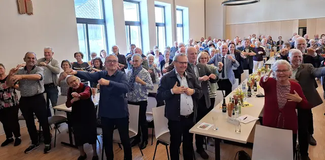 Alle machten mit, als Hans Altreiter, Übungsleiter Gymnastik, bei der Präsentation Gymnastikaktivitäten gleich zu einer Mitmachübung einlud. | Foto: Foto Seniorenbund Neumarkt