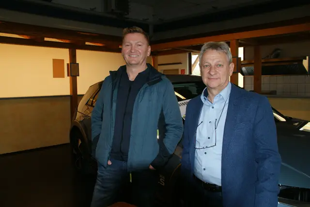 Gerhard Nikles (rechts) vom Autohaus Nikles und Kunde Thomas Reithbauer. | Foto: Anna Maria Kaufmann