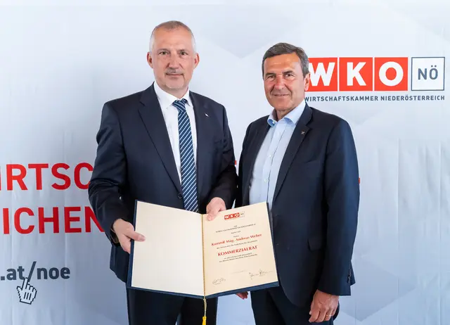 Andreas Weber erhält für seine Leistungen den Kommerzialrat