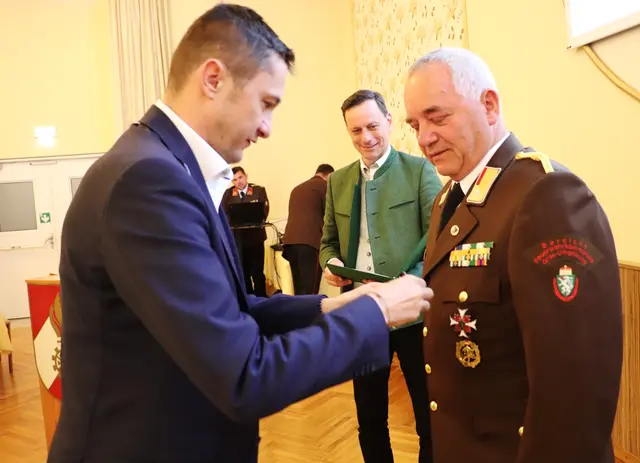 Alois Kirchberger wurde von LAbg. Robert Mörth und NAbg. Ernst Gödl mit dem Verdienstkreuz in Gold ausgezeichnet und von LFR Gernot Rieger zum Ehren-Abschnittsbrandinspektor ernannt.  | Foto: Edith Ertl
