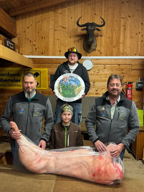 v.l.: 1. Schützenmeister Franz Falbesoner jun., Mathias Brandl aus Höfen (Gewinner der halben Sau), Oberschützenmeister Karl Bader und hinten im Bild Lukas Durst aus Zöblen (Gewinner der Ehrenscheibe). | Foto: SG Ehrwald