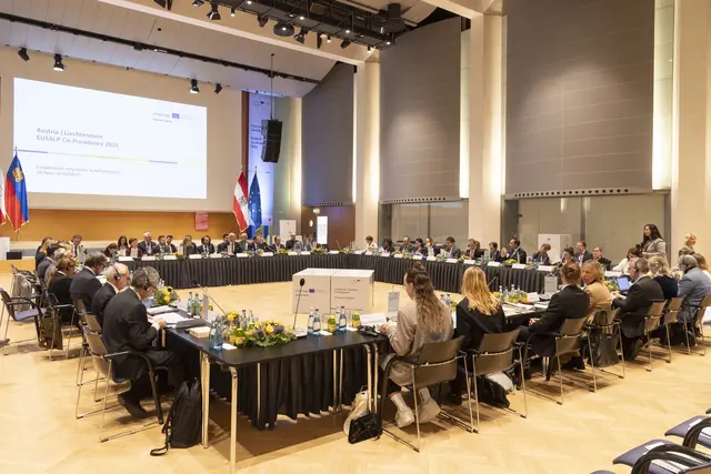 Während ihres Mandats nehmen die Mitglieder an internationalen Treffen und Veranstaltungen teil, tauschen sich mit politischen EntscheidungsträgerInnen sowie ExpertInnen aus und arbeiten an zentralen Zukunftsthemen der Region. | Foto: Land Tirol/DieFotografen