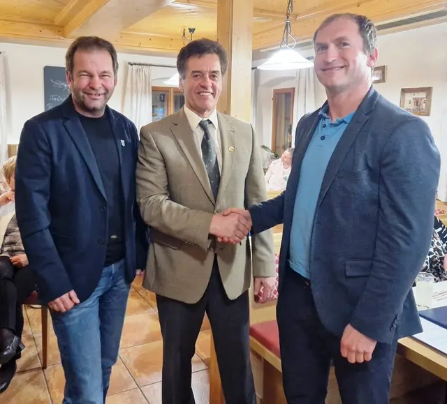 Werder Radinger (Obmann des Sport- und Freizeitausschusses der Gemeinde Micheldorf) mit Thomas Zeitlinger und Wolfgang Baierl (v.li.). | Foto: OTB Micheldorf