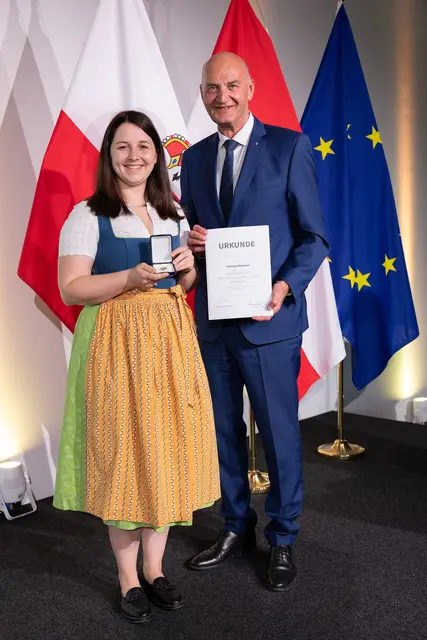 Theresa Neubauer mit Jugend-Landesrat Christian Dörfel. | Foto: Land OÖ/Daniela Sternberger