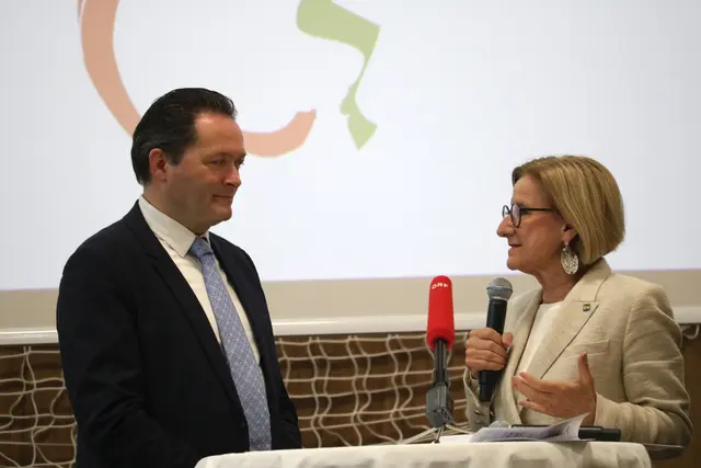 Landeshauptfrau Johanna Mikl-Leitner freute sich, dass diese Eröffnung das Land ausnahmsweise keinen Cent kostet. Denn die 25 Millionen Euro, die das Gebäude kosteten, bringt allein der Bund auf. | Foto: MeinBezirk/Seebacher