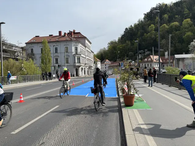 Am Freitagvormittag wurde die Keplerbrücke autofrei. Der Gehsteig gehörte ganz Fußgängerinnen und Fußgängern, zwei KFZ-Streifen wurden zum Radweg, die anderen beiden KFZ-Streifen blieben für Busse und Einsatzfahrzeuge geöffnet.  | Foto: MeinBezirk/Markus Kropac
