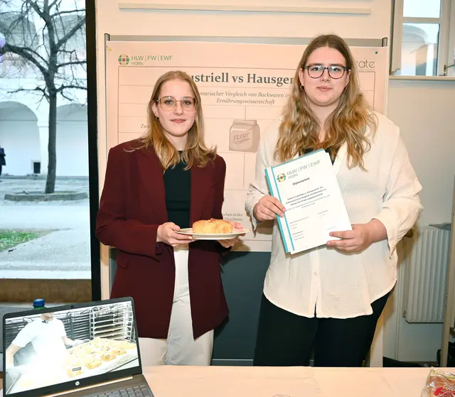 Lea Wögenstein und Janina Rubik machten den Qualitäts-Check bei Backwaren: Industriell vs. Hausgemacht. | Foto: Gabriele Hohenegger