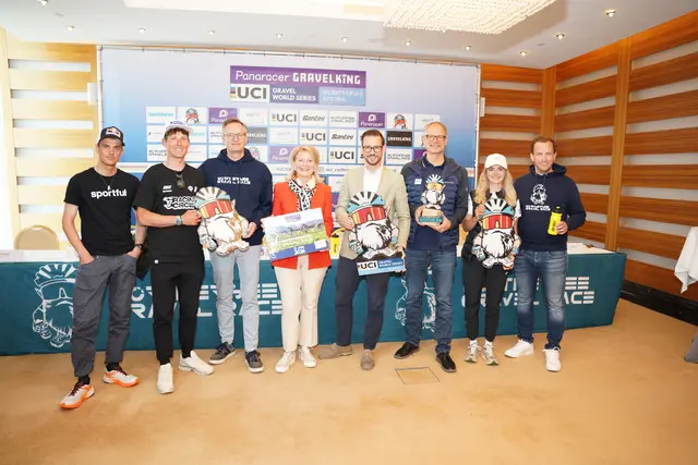 Sportler, Politik, Tourismus und Organisationsteam freuen sich auf ein tolles Radwochenende.  | Foto: meinbezirk/Birgit Gehrke