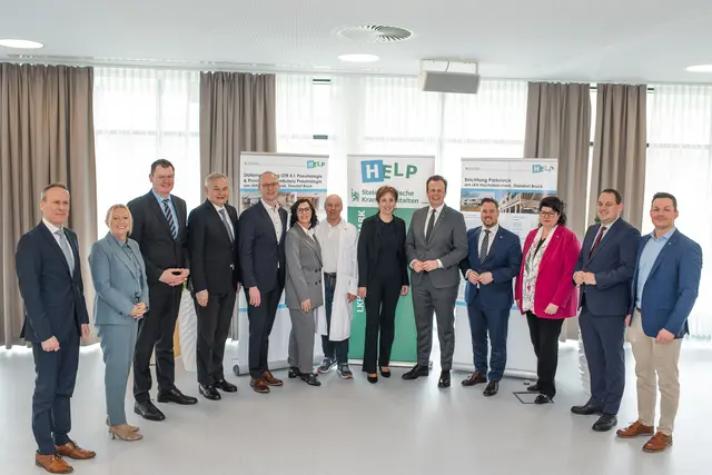 Die Eröffnung der frisch übersiedelten Abteilung für Innere Medizin und Pneumologie wurde am LKH in Bruck groß gefeiert, im Bild: Otmar Schindler, Eveline Brandstätter, Ulf Drabek, Gerhard Stark, Manfred Kočever, Cornelia Izzo, Erich Schaflinger, Johanna Mandl, Karlheinz Kornhäusl, Marco Triller, Helga Ahrer, 
Philipp Könighofer und Raphael Pensl. | Foto: Ekatarina Paller