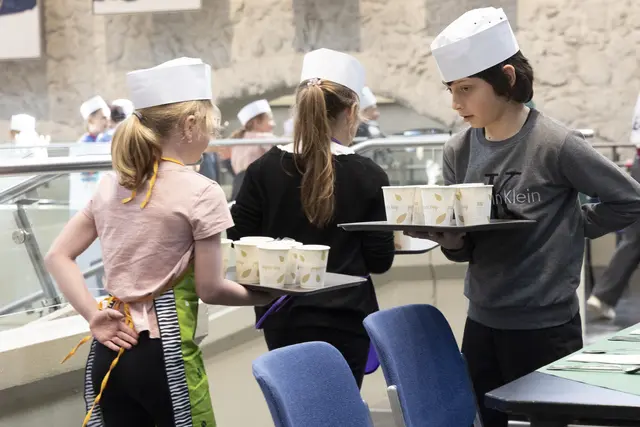 An der Servier-Challenge zeigten die Teilnehmerinnen und Teilnehmer, wie viel Feingefühl im Gastronomie-Alltag gefragt ist. | Foto: Charly Lair