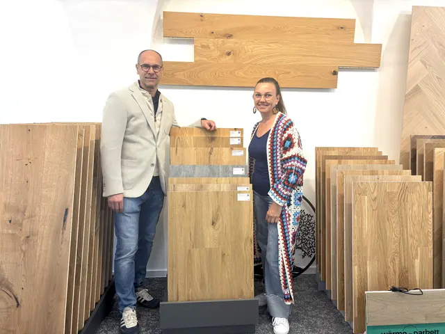 Manfred Ernst und Natascha Leitgeb freuen sich über die gelungene Erweiterung ihres Foxl's-Raumausstattung-Schauraums in Fürstenfeld.  | Foto: MeinBezirk/Elisabeth Kloiber