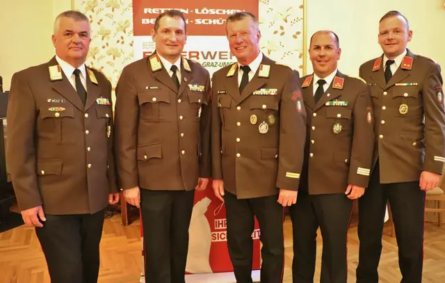 Ewald Wolf, Gernot Rieger, ABI Hannes Binder sowie HBI Patrick Trummer und OBI Gernot Lenz von der FF Kalsdorf beim Bereichsfeuerwehrtag in Kalsdorf.  | Foto: Edith Ertl