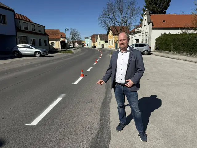 Bürgermeister Michael Nistl (ÖVP) vor den neuen Mehrzweckstreifen. | Foto: Gemeinde Katzelsdorf