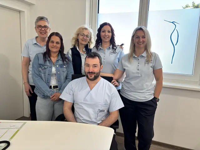 Allgemeinmediziner Benjamin Klaus und sein Team haben die neuen Ordinationsräumlichkeiten unweit der alten Praxis in Heiligenkreuz im Lafntiztal bezogen.  | Foto: Elisabeth Kloiber