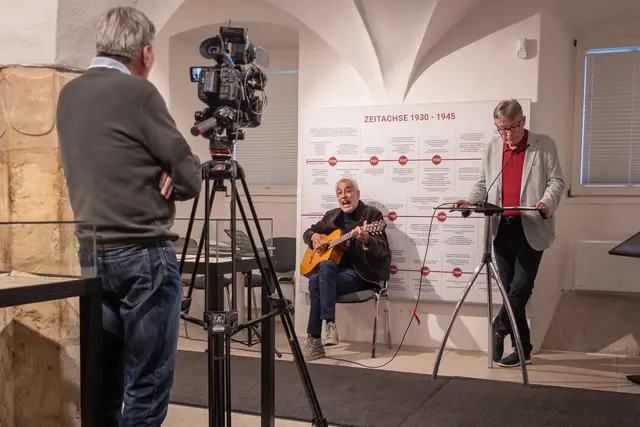 Musikalisch eindrucksvoll umrahmt
wurde die Eröffnung von Peter Jug.  | Foto: Stadt St. Veit