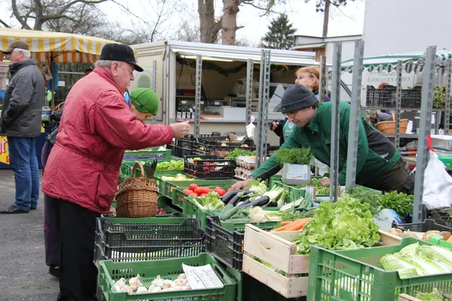 Ein Gespräch gibts am Wochenmarkt immer gratis dazu. | Foto: MeinBezirk