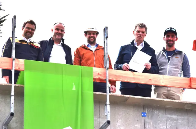 Firstfeier im Beisein von Feuerwehrkommandant ABI Hannes Harasser, Bgm. Walter Astner, Rieder Bau GF Lukas Hechenblaickner, Tiroler Wohnbau GF Walter Soier sowie Polier Christian Birkeneder, Rieder Bau. | Foto: Tiroler Wohnbau/Rocoon