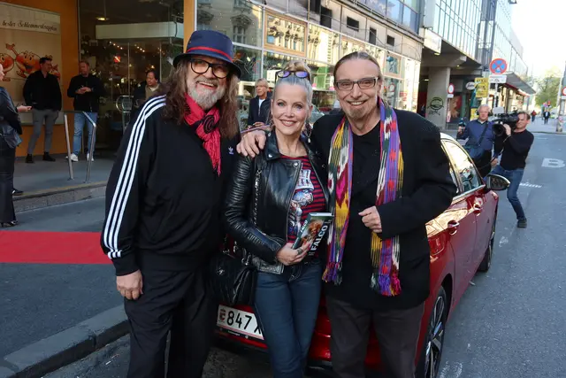 Hannes Rossacher, Evelyn Rillé, die in Falcos Video zu "Wiener Blut" tanzte, und Rudi Dolezal (v.l.), der seinem Freund Falco ein Buch gewidmet hat.  | Foto: Patricia Hillinger/MeinBezirk
