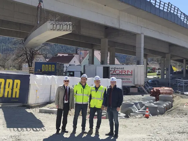Einhebung der einzelnen Betonelemente für die neue Brücke: Bgm. Christian Sander mit Vertretern der bauausführenden Firma Porr und des Wirtschaftshofes Kindberg.  | Foto: Berger