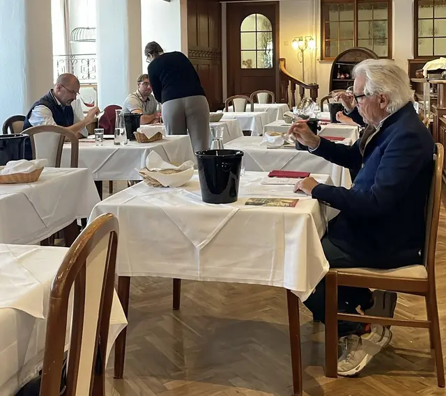 Die Uhudler des Jahrgangs 2025 wurden im Genussgasthof Krutzler in Heiligenbrunn von einer Fachjury verkostet.  | Foto: Verein der Freunde des Uhudler