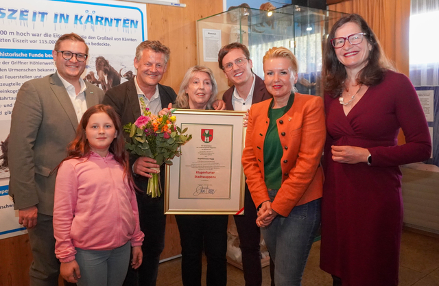 Im Zuge der 50-Jahr-Jubiläumsfeier wurde dem Reptilienzoo Happ unter der Leitung von Helga Happ durch Bürgermeister Christian Scheider und Vertreter der Stadtpolitik das Klagenfurter Stadtwappen verliehen. | Foto: StadtKommunikation / Zechner