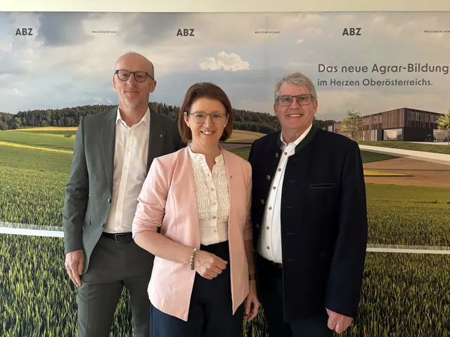 Michaela Langer-Weninger, Agrar-Landesrätin, Alois Aigner, Geschäftsführer Landes Immobiliengesellschaft OÖ und Walter Raab, Direktor LWBFS Waizenkirchen. | Foto: MeinBezirk/Magdalena Wimmer