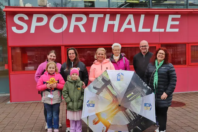 Eine wetterfeste Gruppe Geher startete am Freitag mit „Kalsdorf bewegt sich“, die Bewegungsaktion geht und läuft bis Ende August. | Foto: Edith Ertl