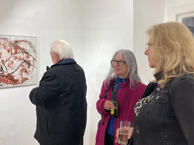 Heidi Zenz Mitte,  Aktbild an der Wand aus ihrem Werk  | Foto: Josef Goldhofer