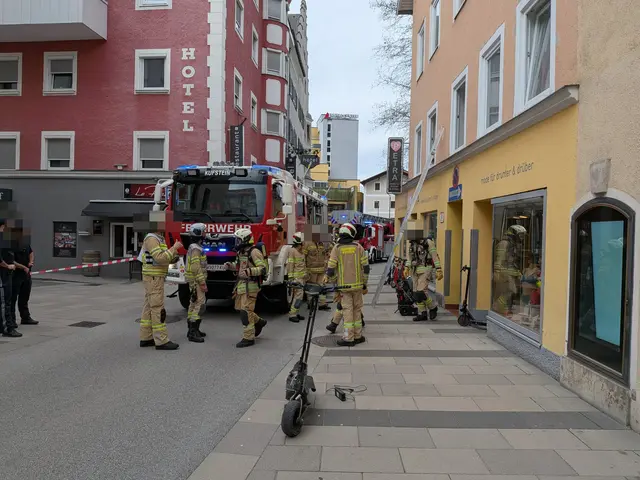 Die Feuerwehr Kufstein rückte mit einem Großaufgebot aus, nachdem ein brennender E-Scooter in einem Mehrparteienhaus eine starke Rauchentwicklung verursacht hatte. | Foto: zoom.tirol