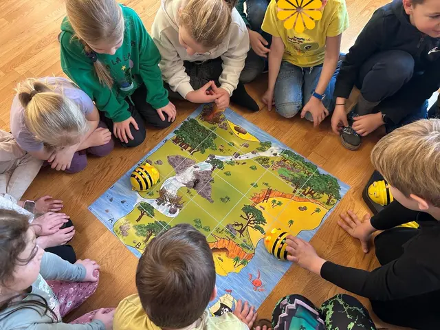 Mit Bee-Bots lernen die Volksschulkinder spielerisch, wie man mit digitalen Programmen umgeht. | Foto: VS Rosental